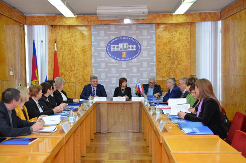 11 декабря 2015 года состоялось очередное выездное заседание Президиума Совета контрольно-счетных органов Краснодарского края    
        
        
    